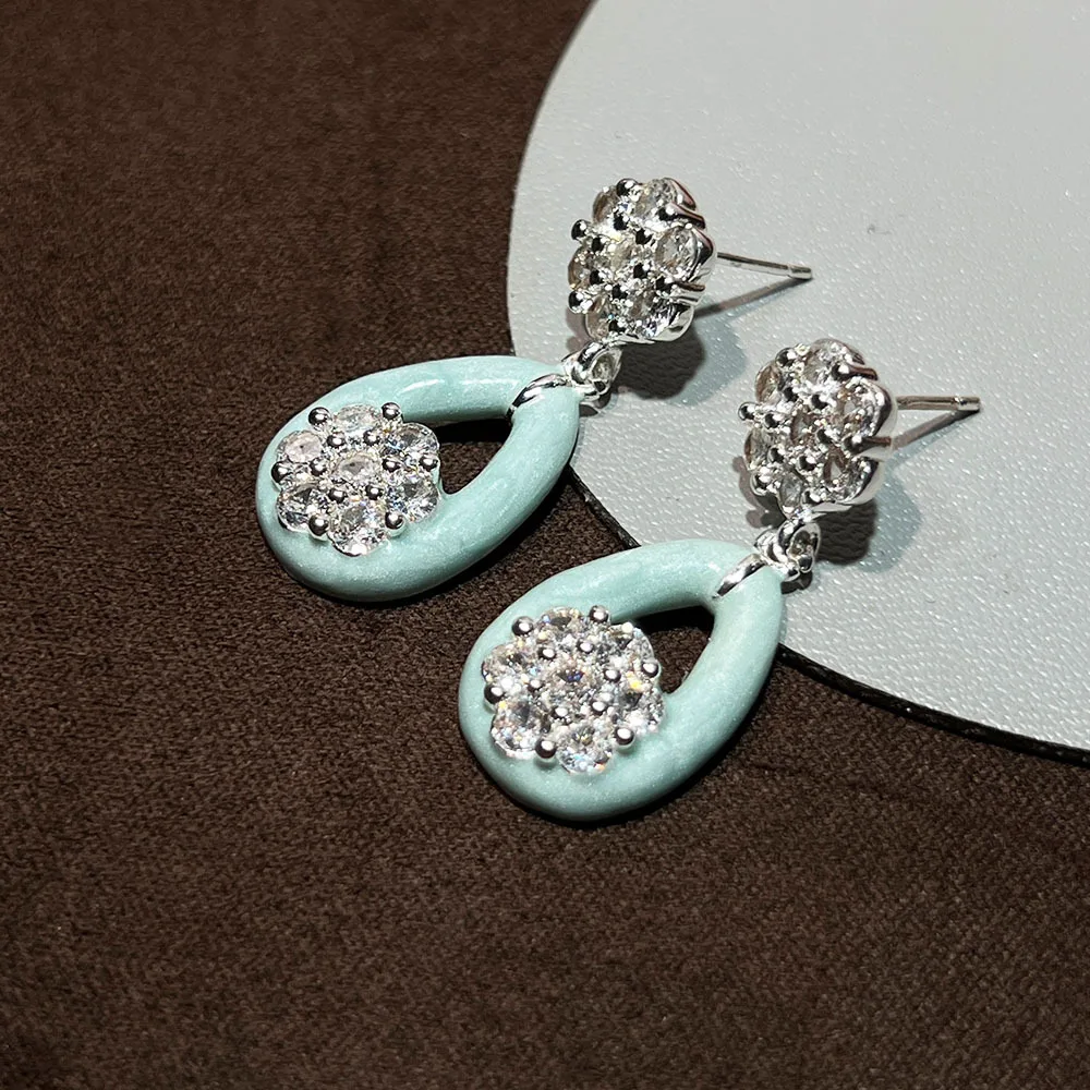 

Изысканные серьги-капли с голубыми цветками, инкрустированные бриллиантами. Высококачественные, модные, индивидуальные и универсальные серьги.
