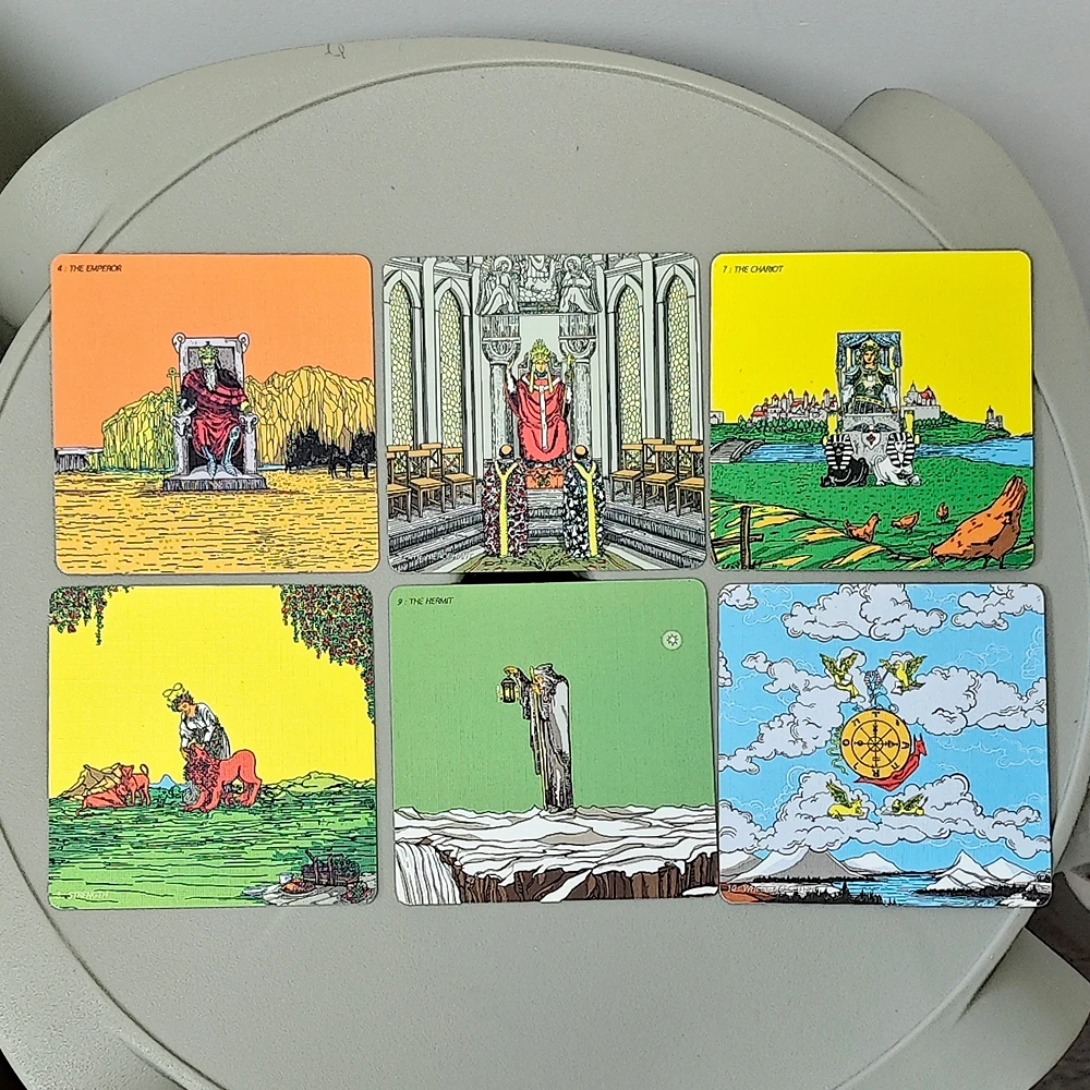 

78 карт + 2 специальные карточки-карточки — широкоугольное Таро RWS, напечатанное на 350GSM картон с двойным тиснением 7*7 см