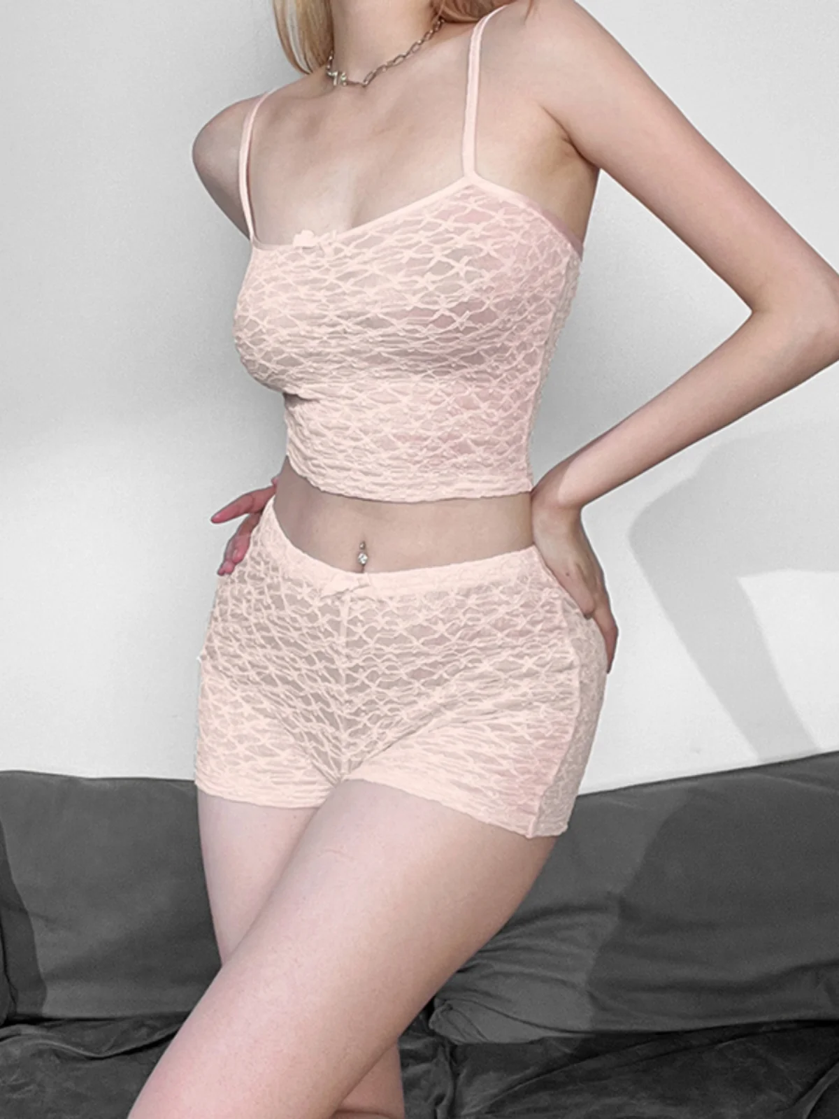 奇妙な魅力 純粋な欲望 セクシーなレースフックフラワー タイトストラップベストまたはパンツセット レディースファッショナブルな夏用ポリエステル混紡