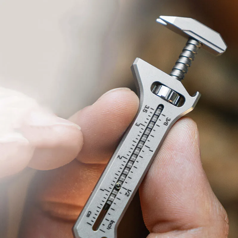 Mini chiave multiuso, chiave regolabile in acciaio inossidabile, strumento multiuso, come apribottiglie, estrattore per chiodi, pinza, portachiavi