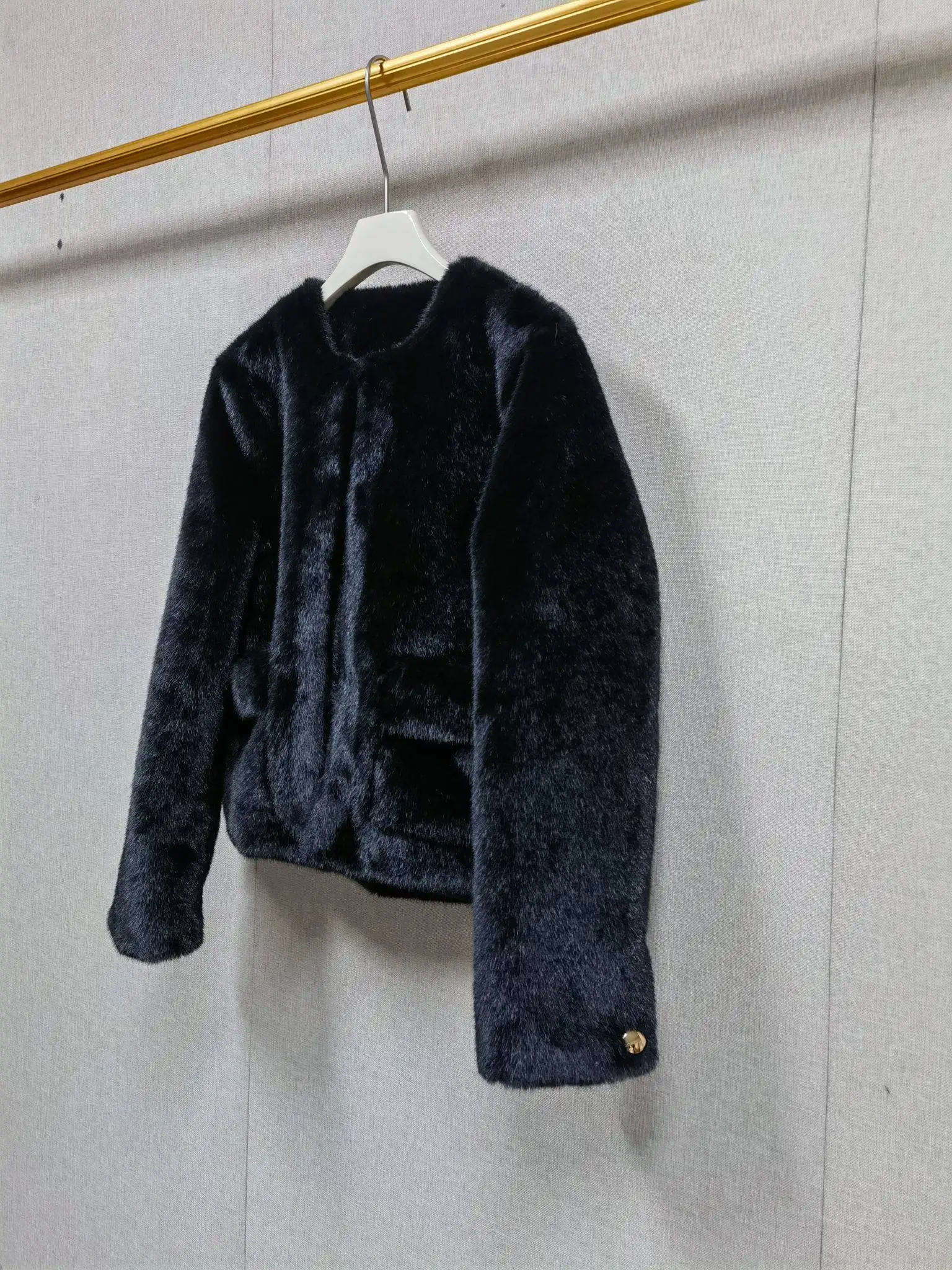 Smooth and Glossy Environmentally Friendly Faux Fur Lady Solid Color Round Neck Short Jacket Fall Winter Women