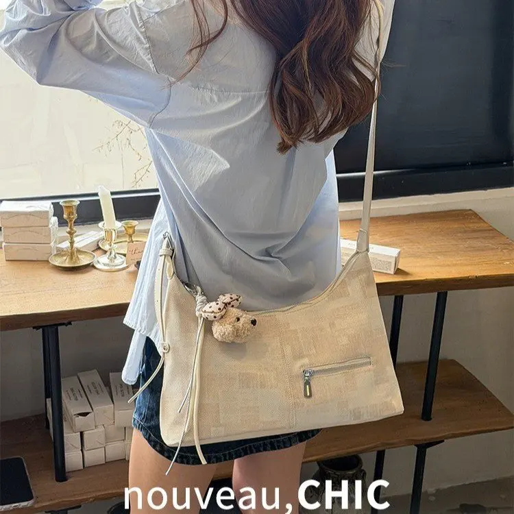 

Новая женская сумка 2026 года: мягкая кожаная сумка через плечо с клетчатым узором и подвеской-медведем