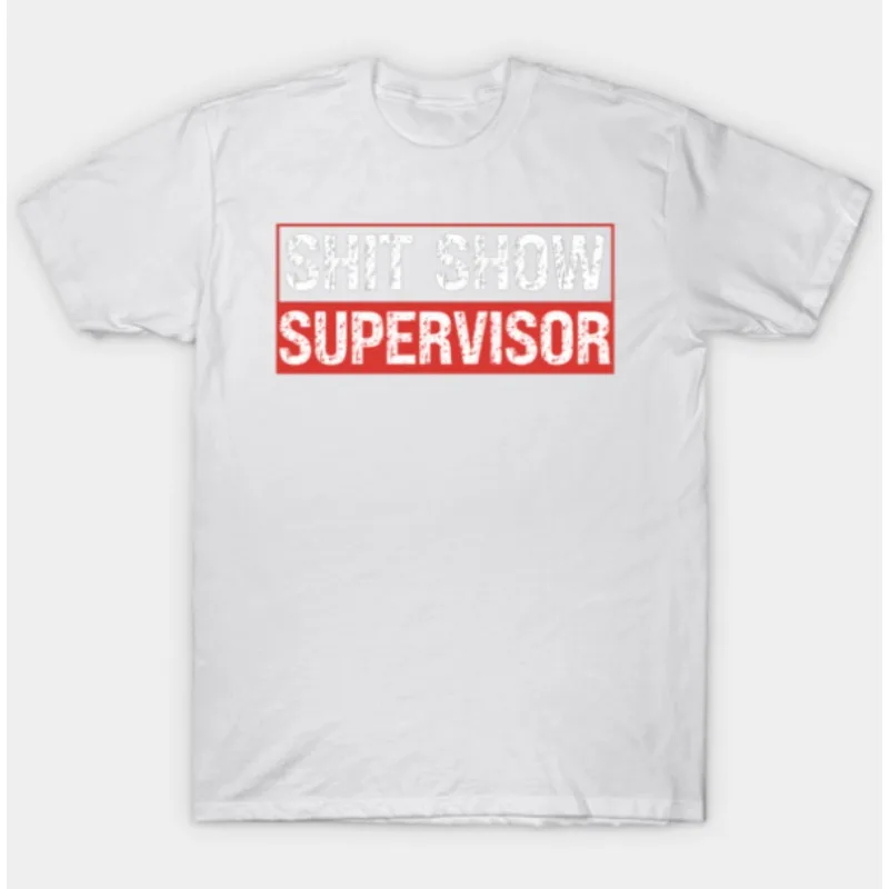 เสื้อยืด Shit Show Supervisor, ตัวอักษรตัวหนาสีขาวพร้อมดีไซน์ขอบสีแดง, เสื้อที่มีข้อความตลกสำหรับสไตล์ลำลองที่มีอารมณ์ขันและทันสมัย