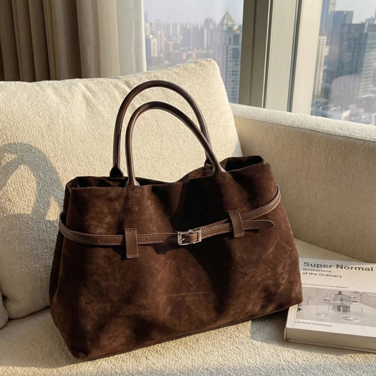 

Пряжка на ремне, простая замшевая большая сумка, магнитная застежка, водонепроницаемые нижние шпильки большой емкости для поездок на работу и покупок