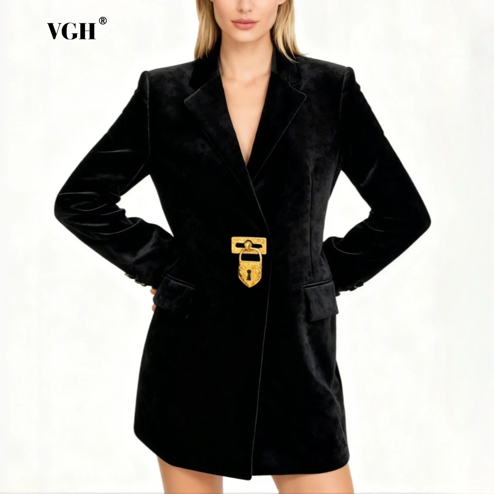 سترة VGH سوداء مخملية للمكتب بطول متوسط الطول للنساء بياقة مدببة وأكمام طويلة معطف نحيف بإبزيم معدني ملابس نسائية #1