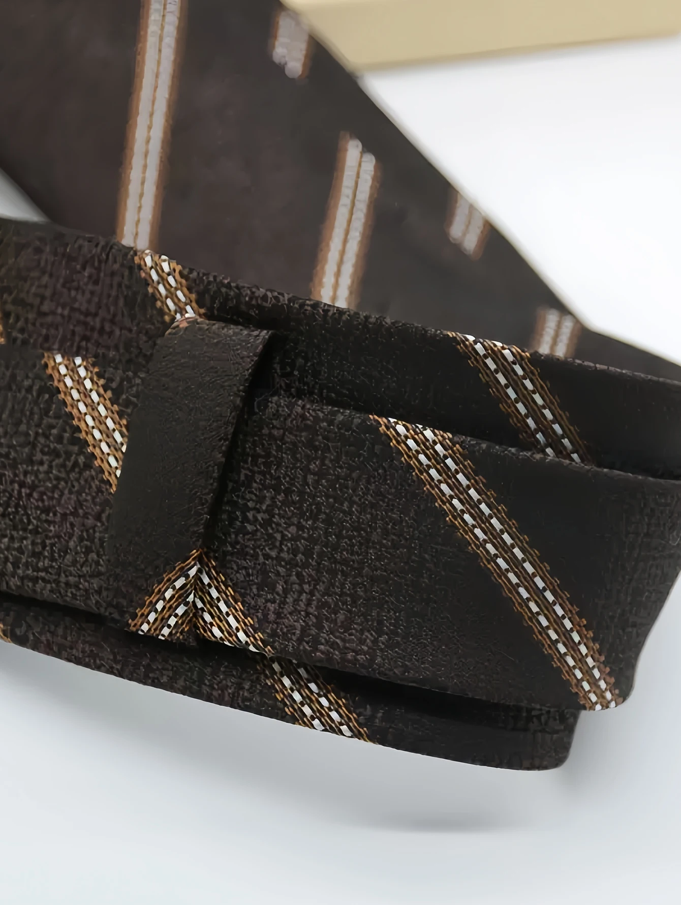Eine handgefertigte, unisex, kaffeebraun gestreifte, handgebundene Krawatte im klassischen Stil, vielseitig einsetzbar, ein Muss für die Schulanfangssaison, erhältlich in mehreren Farben, kann mit Uniformen kombiniert werden, kann als Geschenk verschenkt werden. – Detail 2