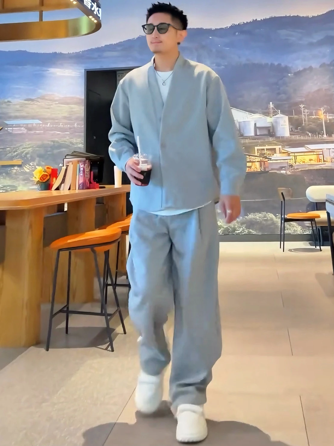 

Spring New Minimalist V-neck Casual Sports Set Men's High-End Color Open Cardigan Jacket Sweatpants Whole Set