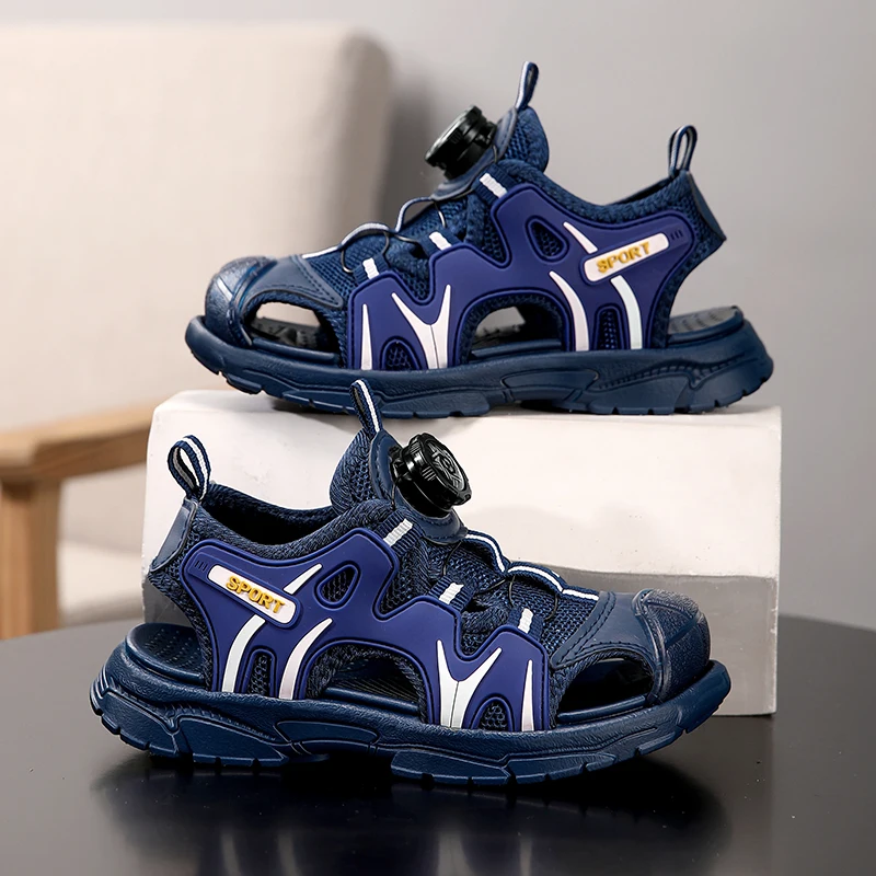 A pair of sports sandals suitable for children's summer wear, with a design that covers the toes, for outdoor use. Model: HS-899