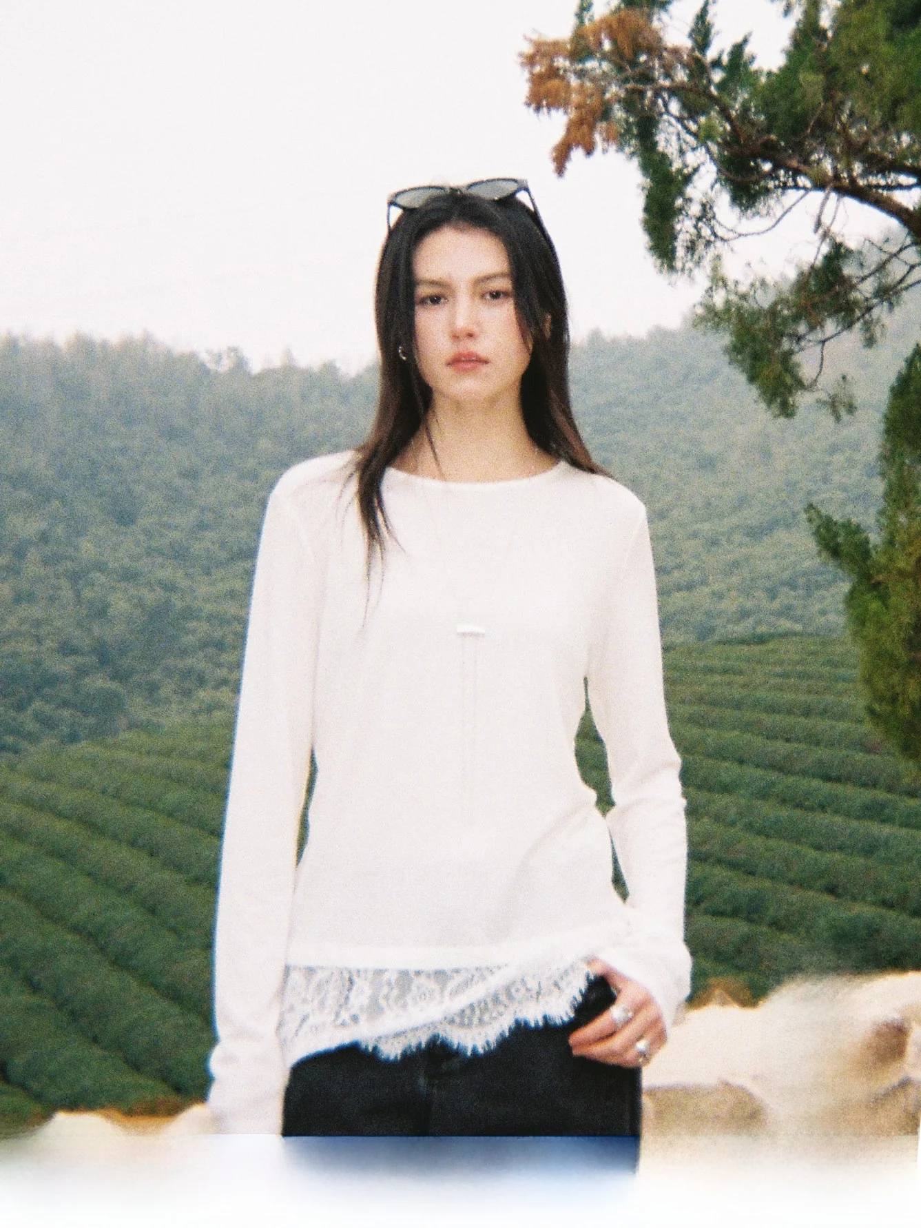 

Женская приталенная футболка с круглым вырезом и кружевными вставками из шелка, модная, универсальная, для офиса, весна 2026