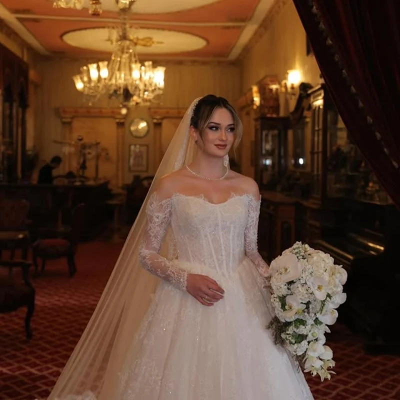 

Customized simple white Ball Gown Royal Wedding Dresses Lace applique Long tail Long tail Made Robe De