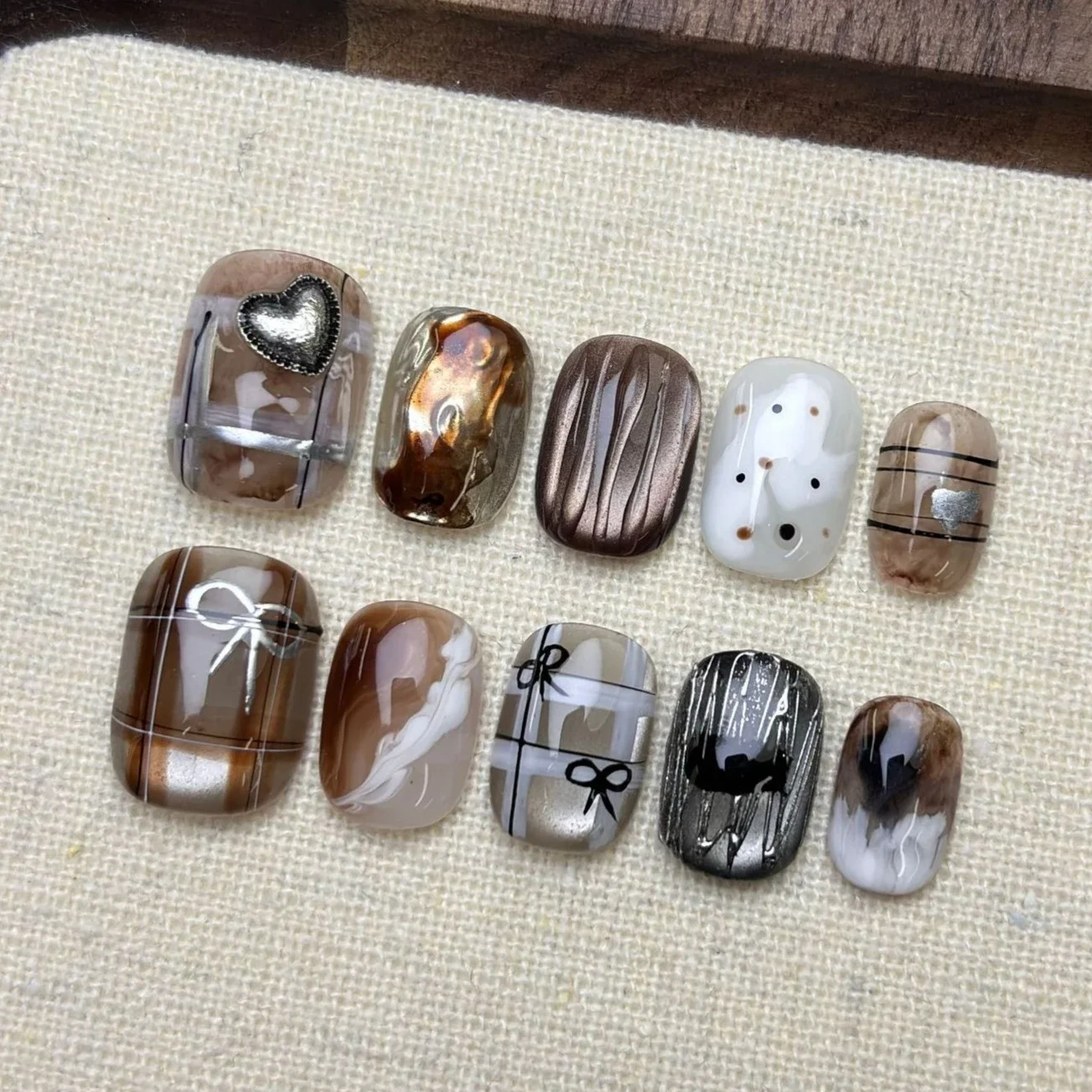 

10Pcs Handmade Short Round Fake Nails with Glitter Cat Eye Retro Hand-drawn Bow Design Nail Tips Art Lovely Reusable Nail Autumn