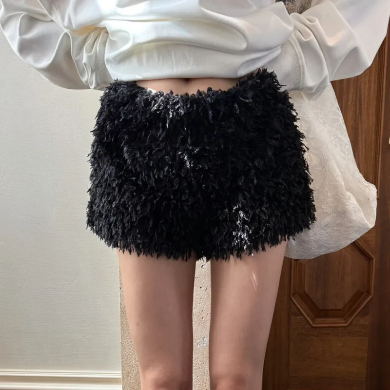 Pantaloncini in pile sfilacciato torta color crema per le donne Autunno Inverno Nuovo temperamento retrò Bordo in lana Pantaloncini minimalisti semplici e versatili