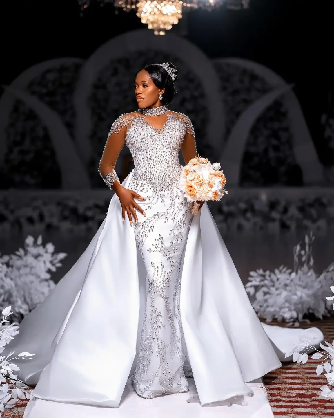 Abito da sposa a sirena con ricamo di perline di lusso personalizzato, gonna in raso staccabile, abito da sposa con bottoni in cristallo a maniche lunghe