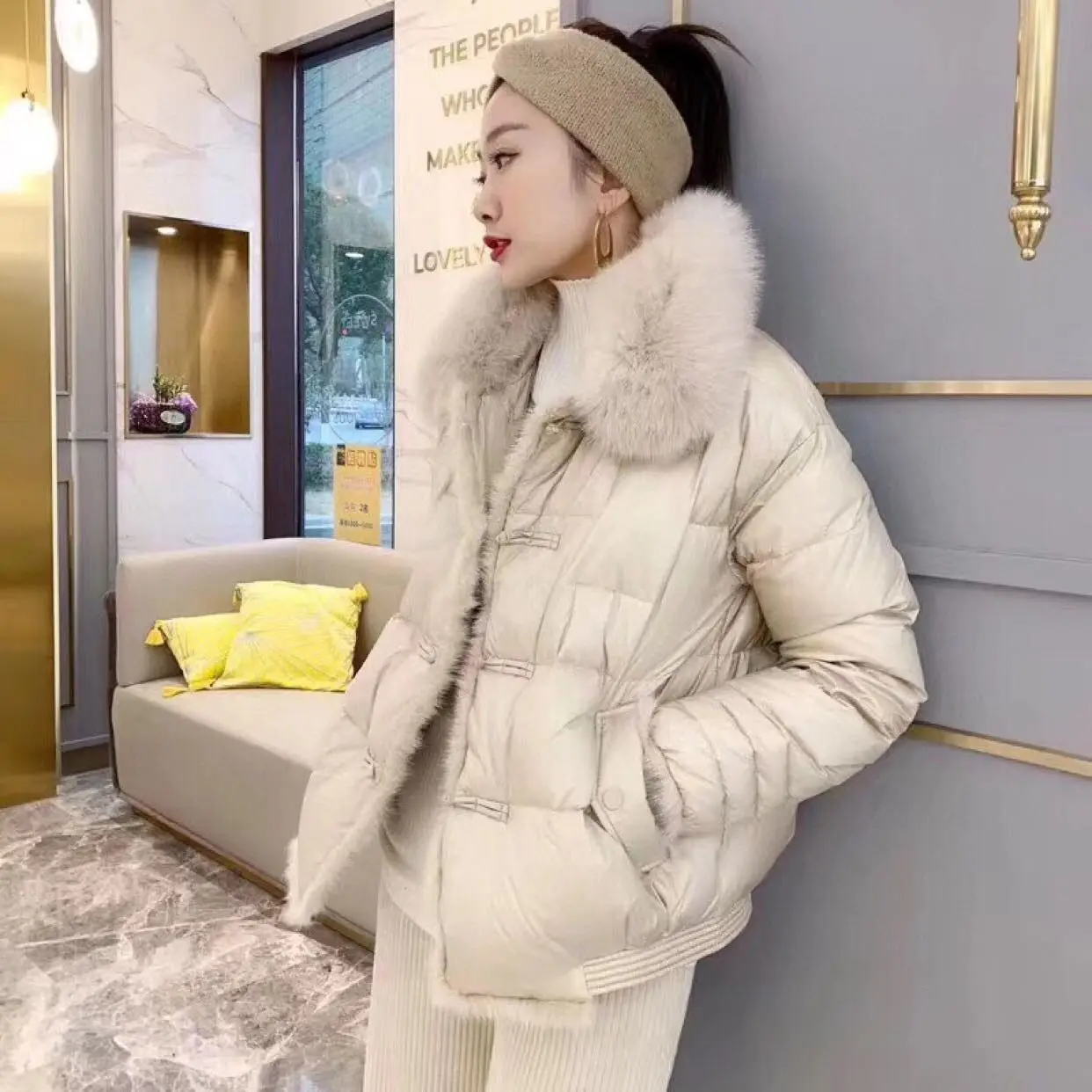 Fashionable Retro White Duck Down Buckle Short Down Jacket New Lightweight Thin Mink Fur Placket Jacket for Women Puffer Jacket