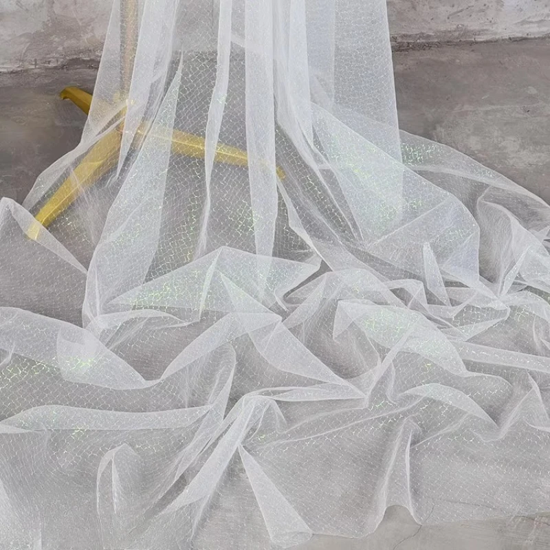 Witte iriserende uitgeholde gradiënt laser mesh stof bruiloft achtergrond rok DIY decoratieve kleding lichtgewicht stof