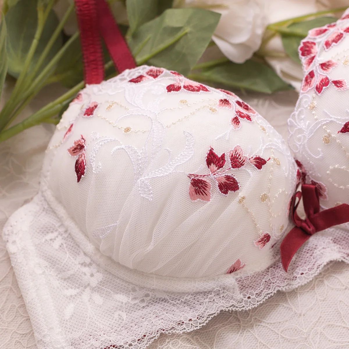 Set di biancheria intima per ragazze dolci e adorabili, sezione sottile di seni grandi, mostra un piccolo anello in acciaio raccolto, reggiseno da donna, lingerie floreale