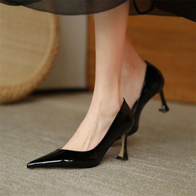 

YQBTDL пикантные черные женские туфли из лакированной кожи, дизайнерские туфли-лодочки на странном высоком каблуке с острым носком, профессиональная работа, вечерние туфли на шпильке 2025