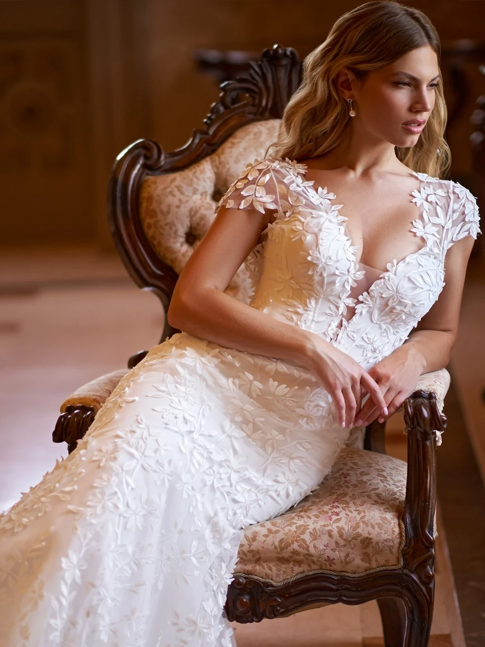 SAROULU-vestido de novia de sirena blanco, Apliques de encaje intrincados, cuello en V, vestido de novia personalizado, ropa de ensueño de manga corta para mujer