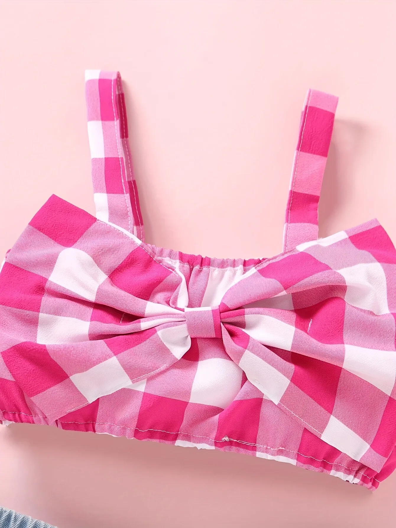 Zweiteiliges Shorts-Set für Mädchen im Denim-Look, rosa Gingham-Top mit Schleife und zerrissene, ausgefranste Shorts, modisches Outfit (nicht aus Denim, nur aus glatter Stoff). – Detail 5