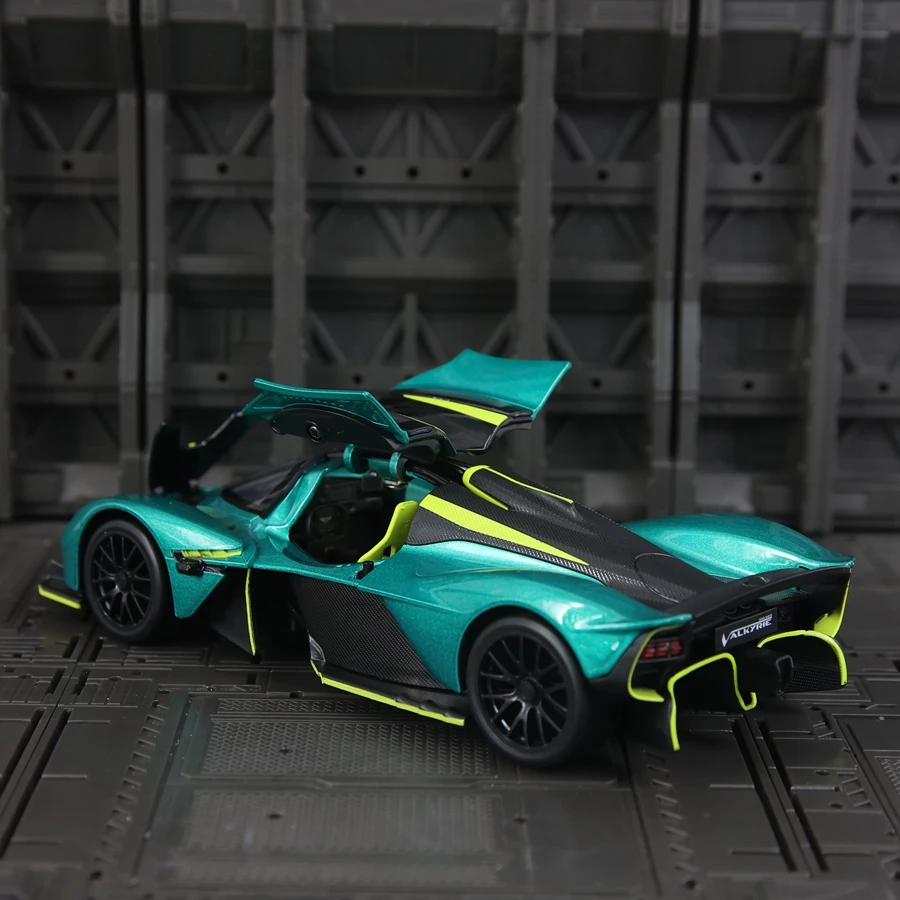

Модель суперкара Aston Martin Valkyrie из сплава металла, масштаб 1:23, со звуковыми и световыми эффектами, открывающиеся двери с обеих сторон.