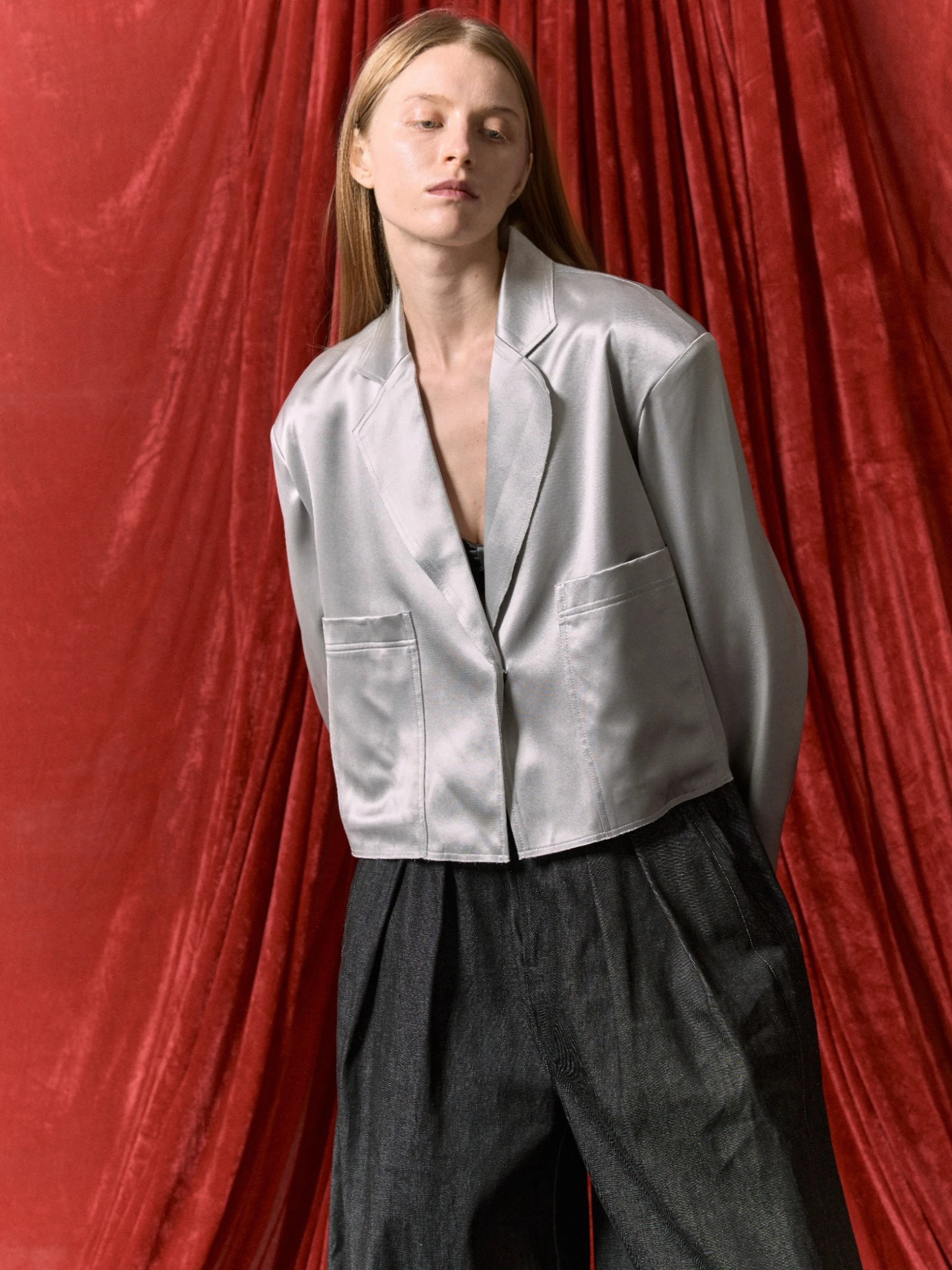 

Женский повседневный костюм из премиального атласа с эффектом «жидкого серебра» и оригинальным разрезом, цвет серебристый светло-серый