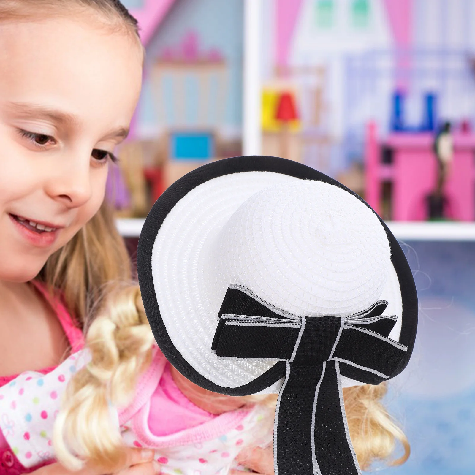 Mini cappelli di paglia realizzati con accessori per case delle bambole intricamente tessuti Texture leggera e realistica per la collezione di piccoli oggetti artigianali