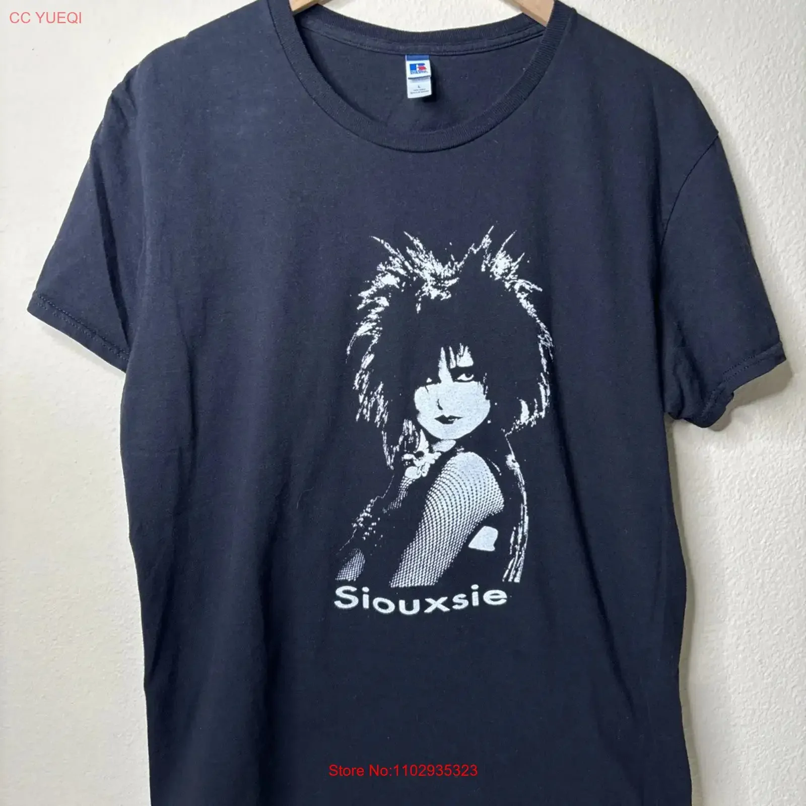 Π€ΡΡΠ±ΠΎΠ»ΠΊΠ° Siouxsie Sioux, ΠΌΡΠΆΡΠΊΠ°Ρ, ΡΠ°Π·ΠΌΠ΅Ρ L, Cruel World Festival Promo Tour 2023, Π²ΠΈΠ½ΡΠ°ΠΆΠ½Π°Ρ, Ρ Π³ΡΠ°ΡΠΈΡΠ΅ΡΠΊΠΈΠΌ ΠΏΡΠΈΠ½ΡΠΎΠΌ, ΡΡΠΈΠ»ΡΠ½Π°Ρ Π΄ΠΈΠ·Π°ΠΉΠ½Π΅ΡΡΠΊΠ°Ρ ΠΎΠ΄Π΅ΠΆΠ΄Π°, ΡΠ½ΠΈΡΠ΅ΠΊΡ Π€ΡΡΠ±ΠΎΠ»ΠΊΠ° Siouxsie Sioux, ΠΌΡΠΆΡΠΊΠ°Ρ, ΡΠ°Π·ΠΌΠ΅Ρ L, Cruel World Festival Promo Tour 2023, Π²ΠΈΠ½ΡΠ°ΠΆΠ½Π°Ρ, Ρ Π³ΡΠ°ΡΠΈΡΠ΅ΡΠΊΠΈΠΌ ΠΏΡΠΈΠ½ΡΠΎΠΌ, ΡΡΠΈΠ»ΡΠ½Π°Ρ Π΄ΠΈΠ·Π°ΠΉΠ½Π΅ΡΡΠΊΠ°Ρ ΠΎΠ΄Π΅ΠΆΠ΄Π°, ΡΠ½ΠΈΡΠ΅ΠΊΡ