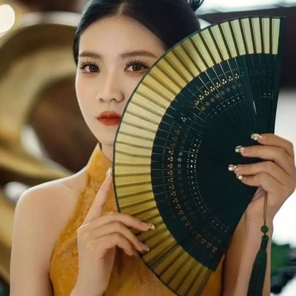 Éventail pliant de style chinois à dégradé de couleurs, fait main, facile à ouvrir et à fermer, avec pompon, éventail de danse portable, éventail pliant classique en bambou