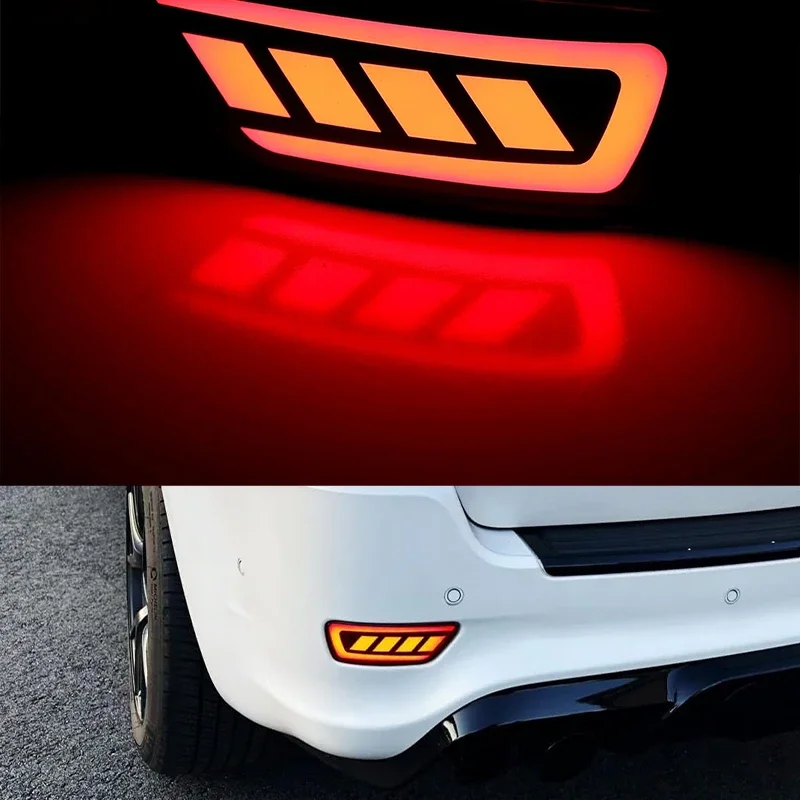 2Pcs Rear Bumper Reflector LED Tail Light Car Accesories Brake Lights Flowing Turn Signals Fit For Jeep Grand Cherokee 2011-2022