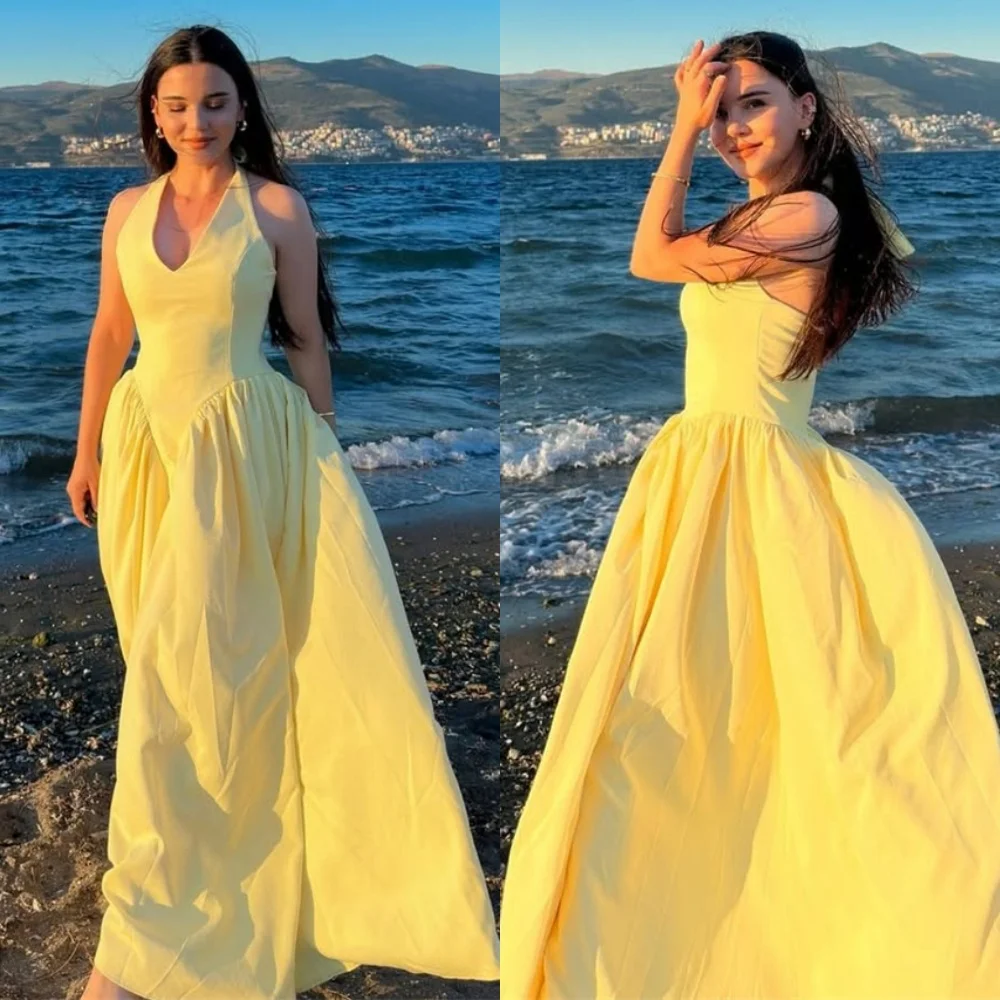 

Customized Modern Yellow Jersey Evening Dress Exquisite Halter Homecoming Dress Sweep Train Zipper Back Special Occasion Gowns