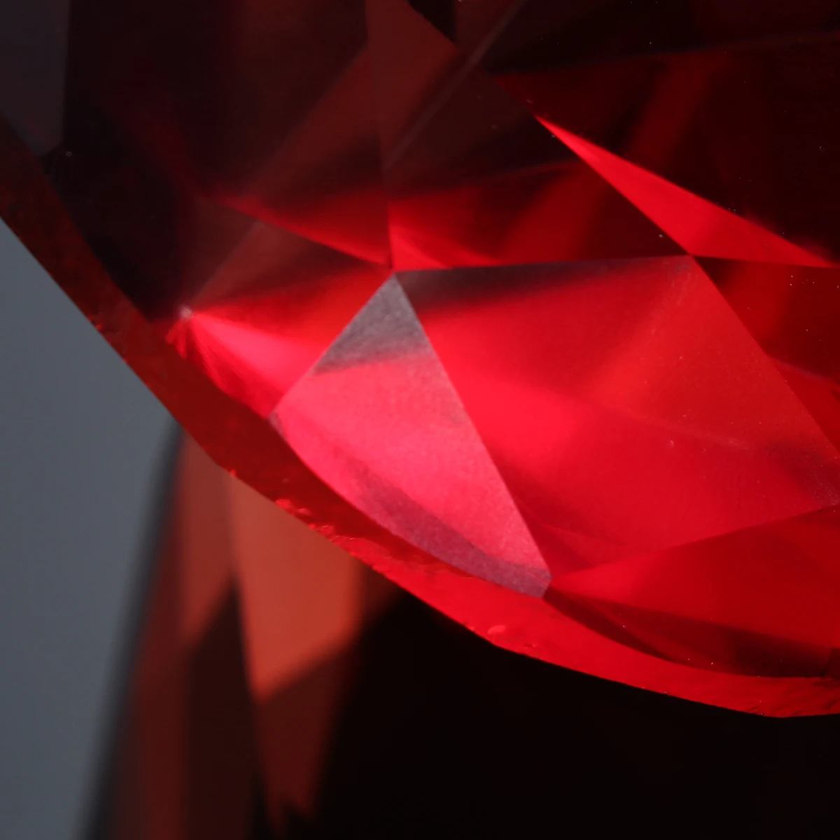 

Red 40mm Artificial Crystal Diamond Decorative Ornament for Wedding Home Bridal Shower Romantic Decor Faux Diamond