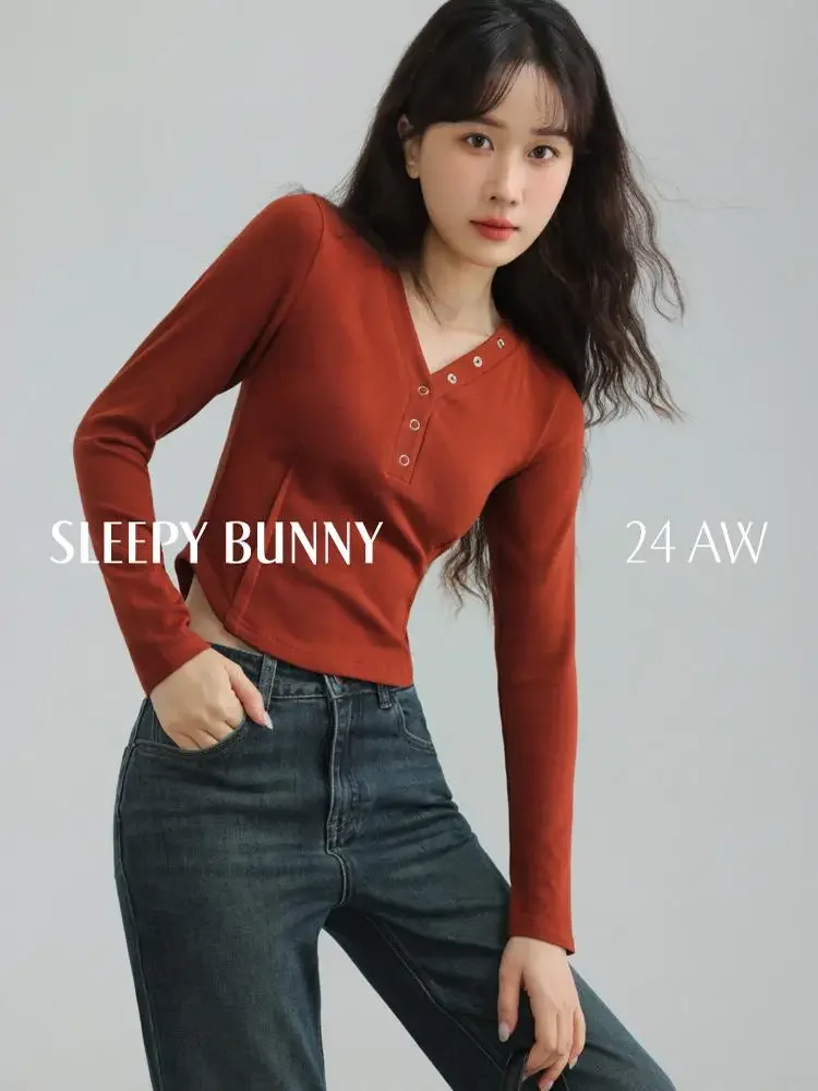 تي شيرت نسائي بأكمام طويلة ورقبة على شكل حرف V، ملمس كشمير ناعم، مقاس نحيف، تفاصيل أزرار مريحة، مثالية لطبقات الارتداء اليومي