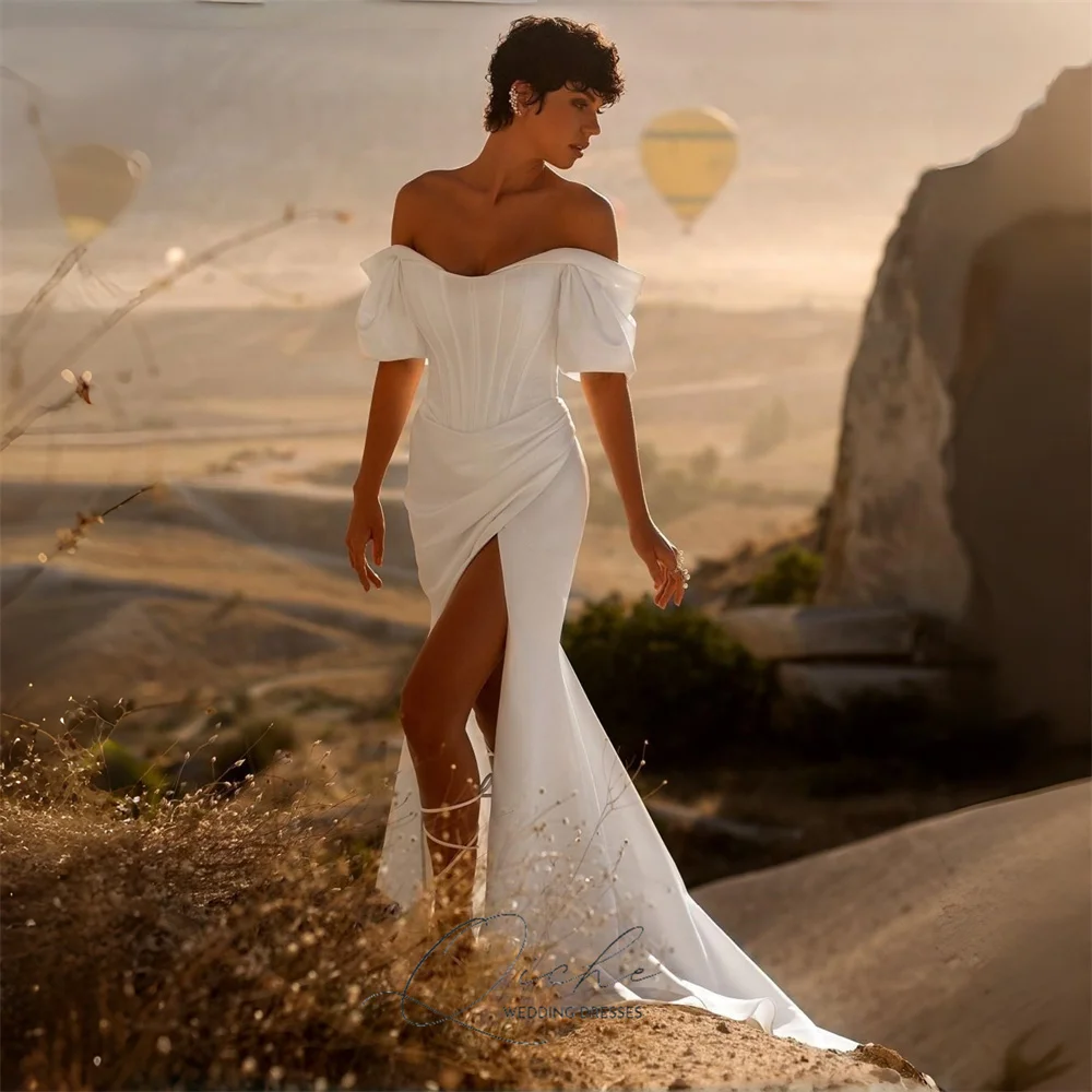 

QICHE Элегантное свадебное платье с вырезом «лодочка» и открытыми плечами, 2026, атласное платье с короткими рукавами и открытой спиной с высоким разрезом, Vestidos De Novia по индивидуальному заказу