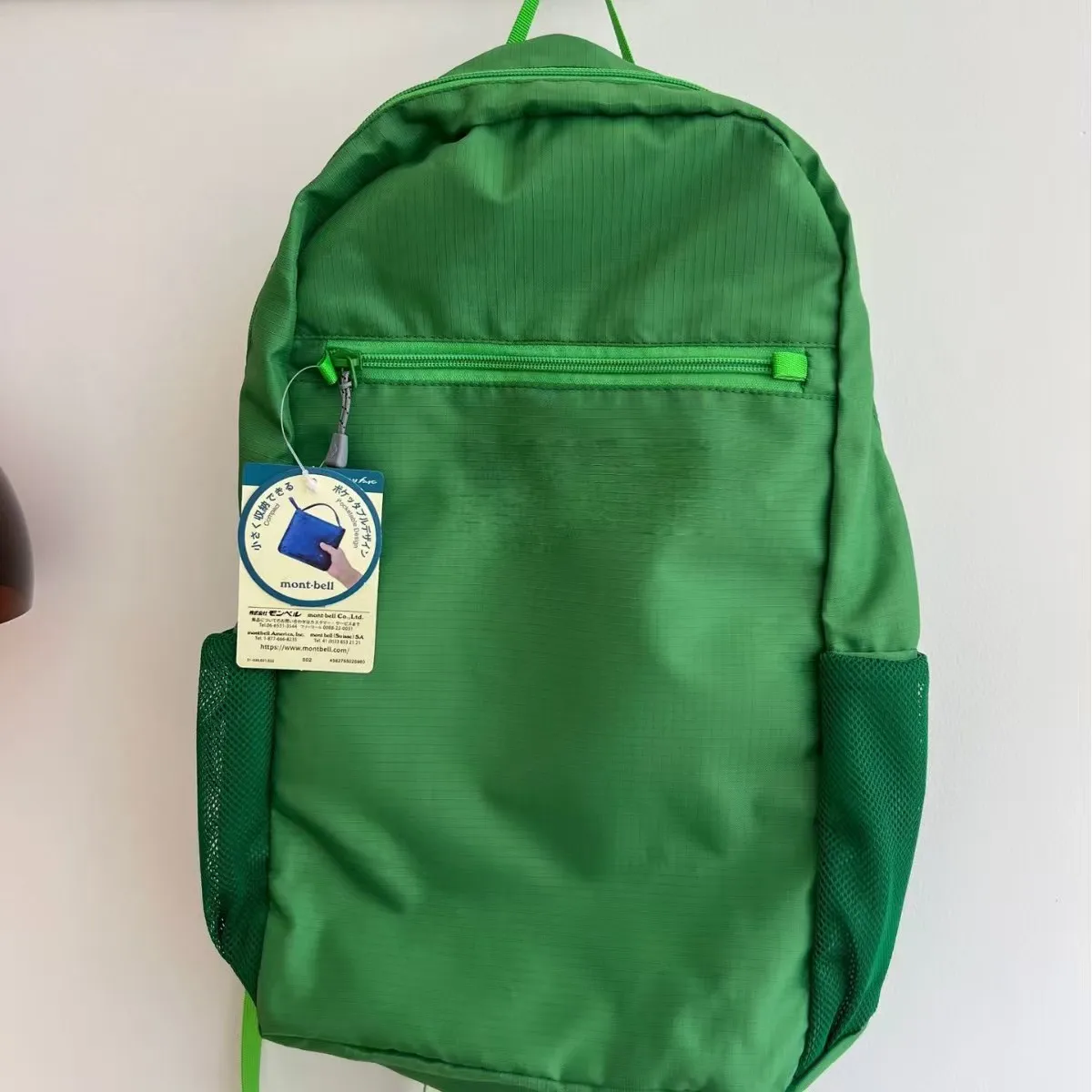 Mochila ligera de 15 litros de la marca Mont-Bell, ideal para actividades deportivas al aire libre y para el día a día, confeccionada en nailon impermeable, perfecta como bolso de viaje informal.