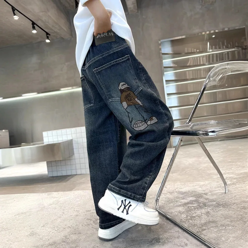 Kinderjeans für Jungen, Frühling und Herbst, neue lässige, bestickte Cartoon-Hose, gewaschen, locker geschnitten, koreanischer Stil, 4-14 Jahre – Detail 14