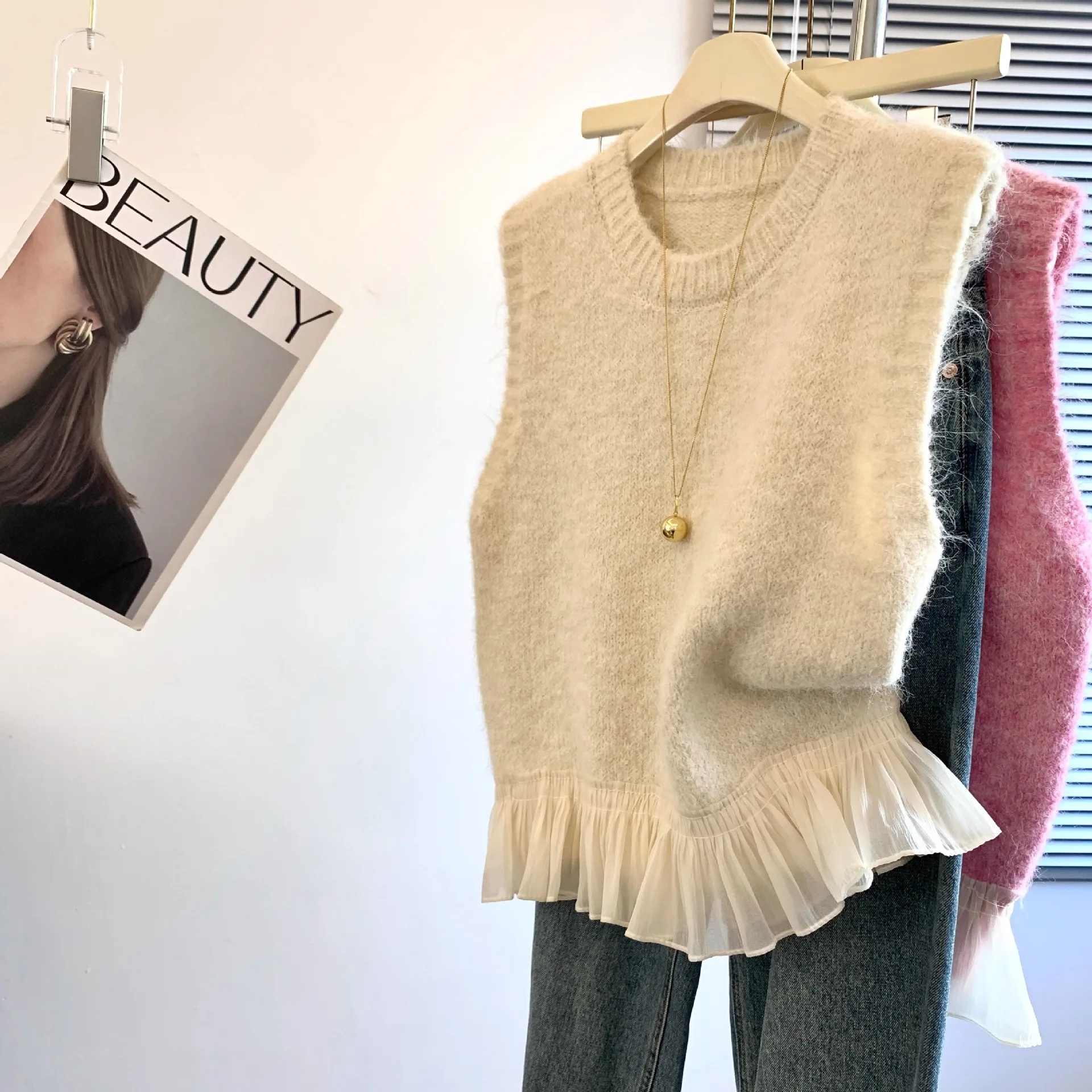 

Lotus leaf edge lace knitted vest for women in spring design, fake two piece sleeveless camisole layered sweater vest top