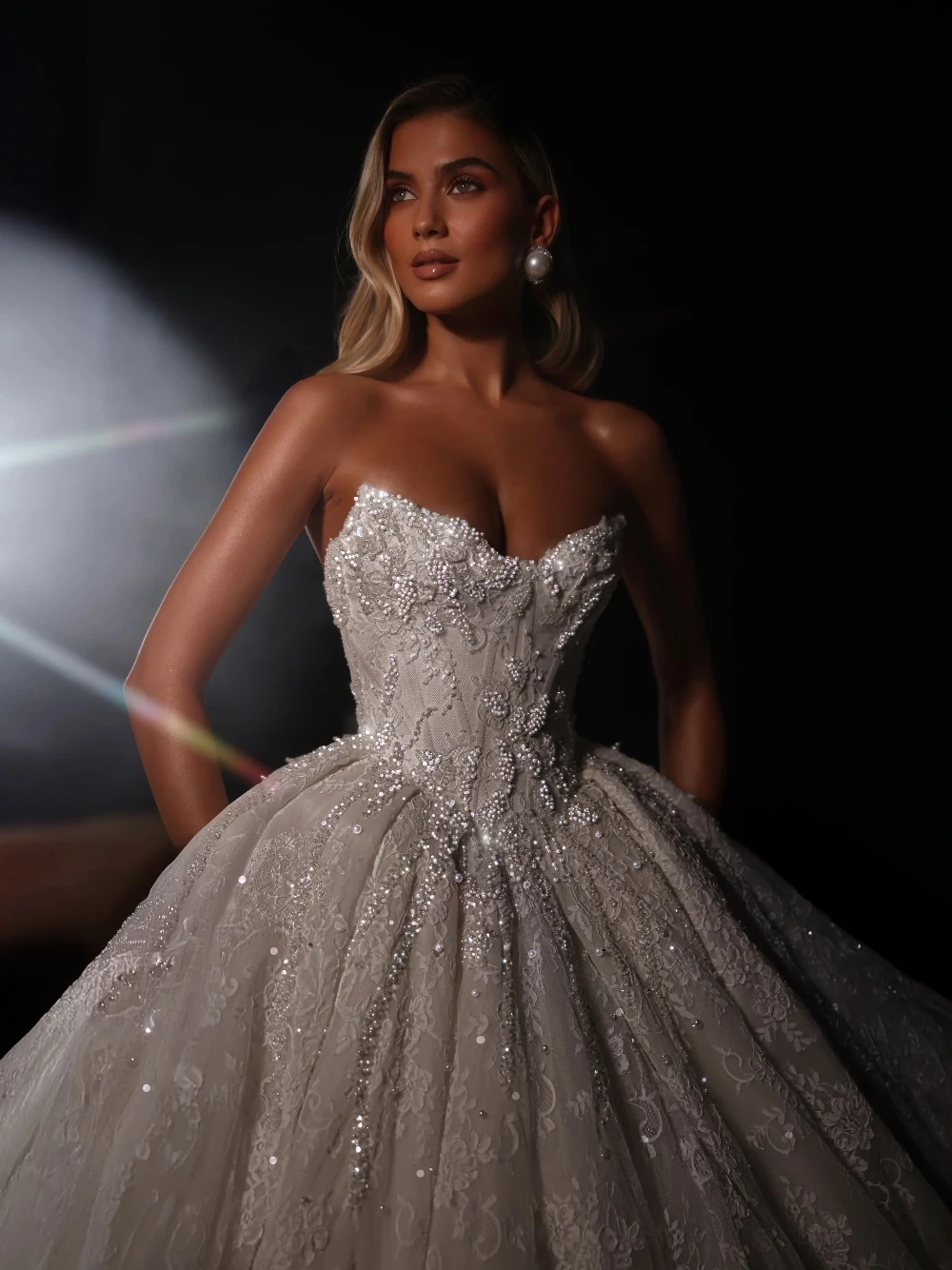 Suknia ślubna z pełną koronką, dekoltem w serek, elegancka suknia balowa, dopasowana talia, perły, możliwość personalizacji, urocza, nowoczesna dla kobiet.