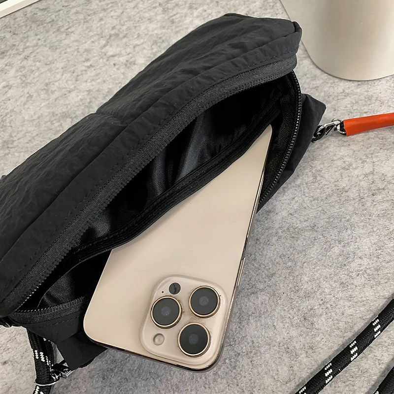 Neue mehrschichtige, einschultrige, lässige und vielseitige Umhängetasche aus Nylon für Damen. Eine Sport-Handytasche, die eine Wasserflasche hält