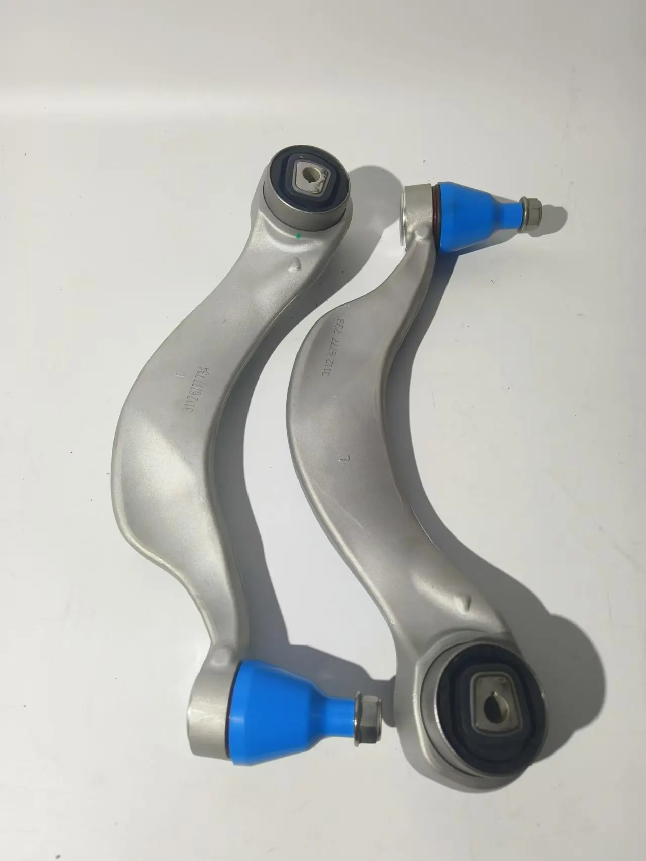 Front lower front control arm with ball joint left and right pair suitable for BMW 535i 650i 750i 31126777734/31126777733