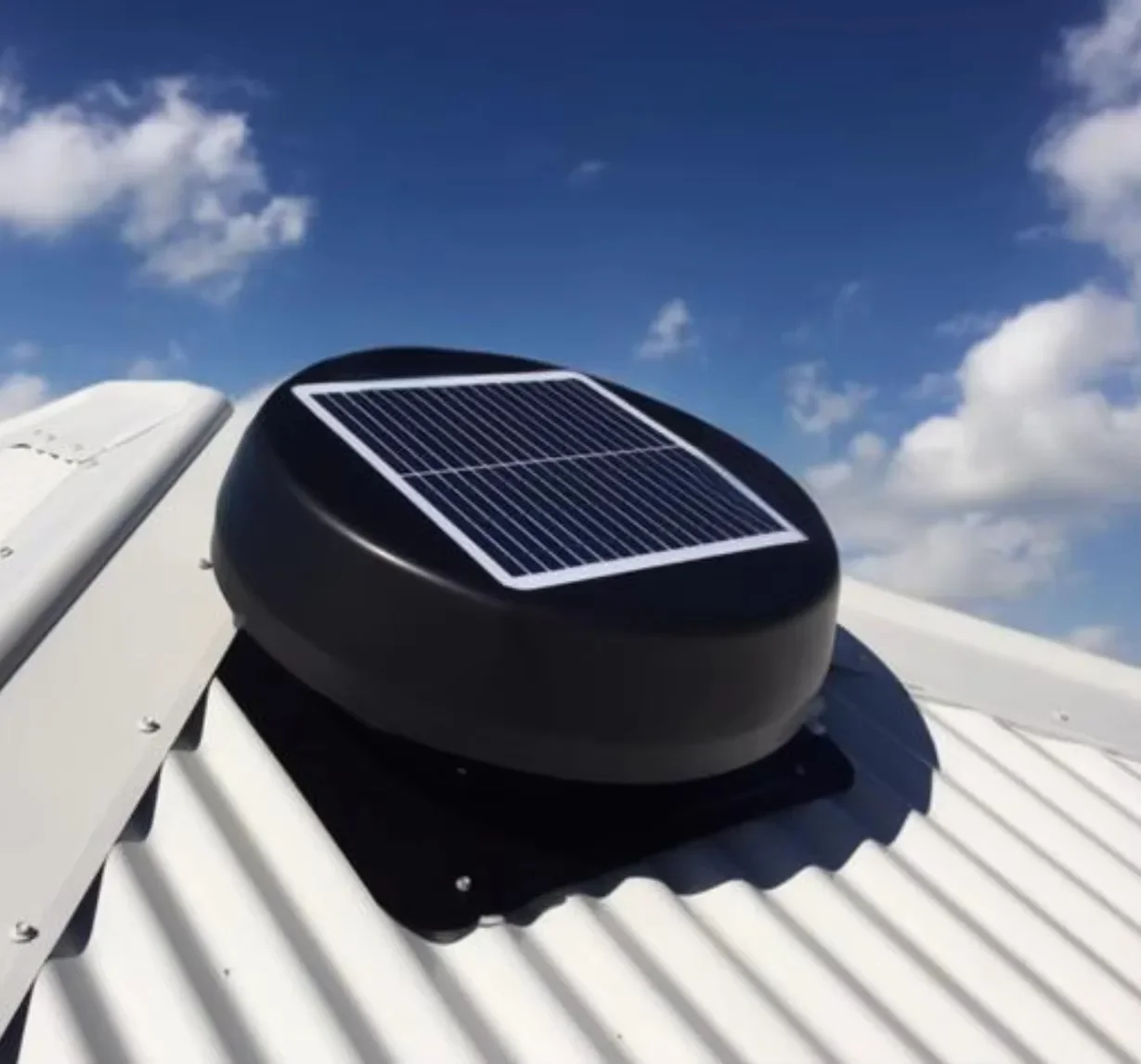 

Solar Roof Attic Fan with Brushless DC Motor for Roof Air Ventilation Fan Poultry Farm Warehouse Greenhouse Exhaust Fan