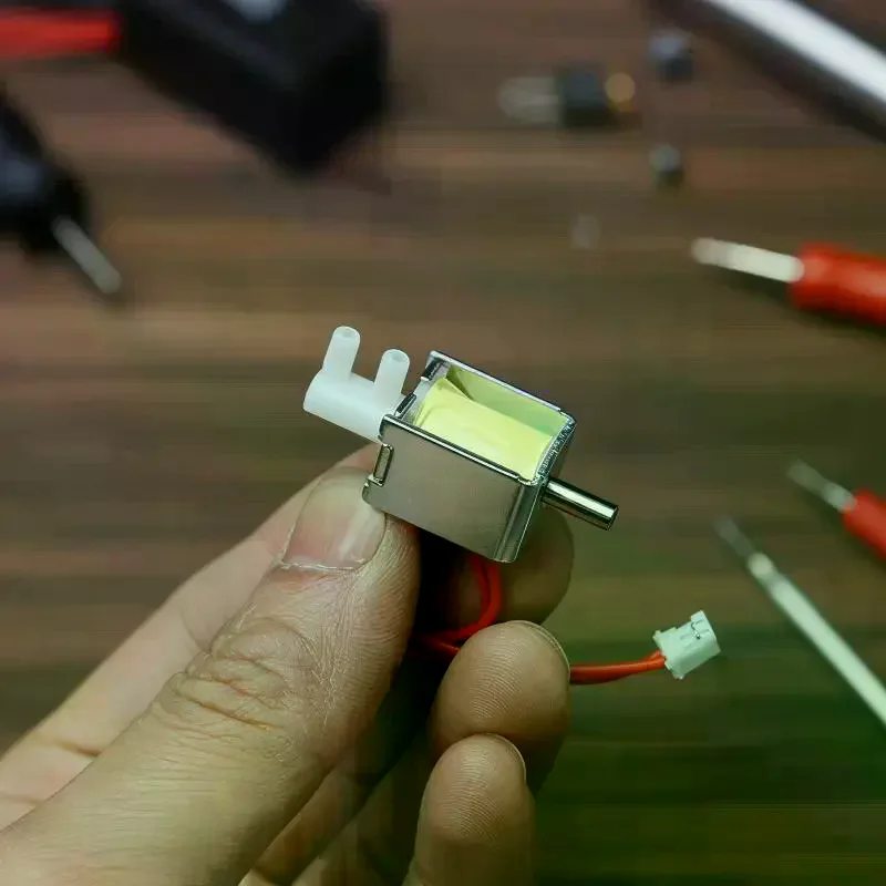 Small Electric Solenoid Valve 2-Position 3-Way for Precise Air Regulation in Home Automation