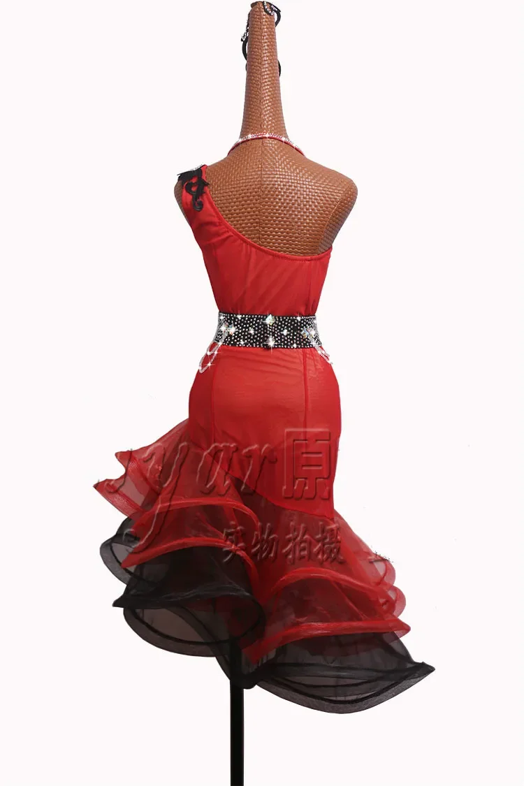 Latin Dance Costume Competition Dress Black-and-red Transition Color Skirt with Sloping Shoulders and Fish Bones