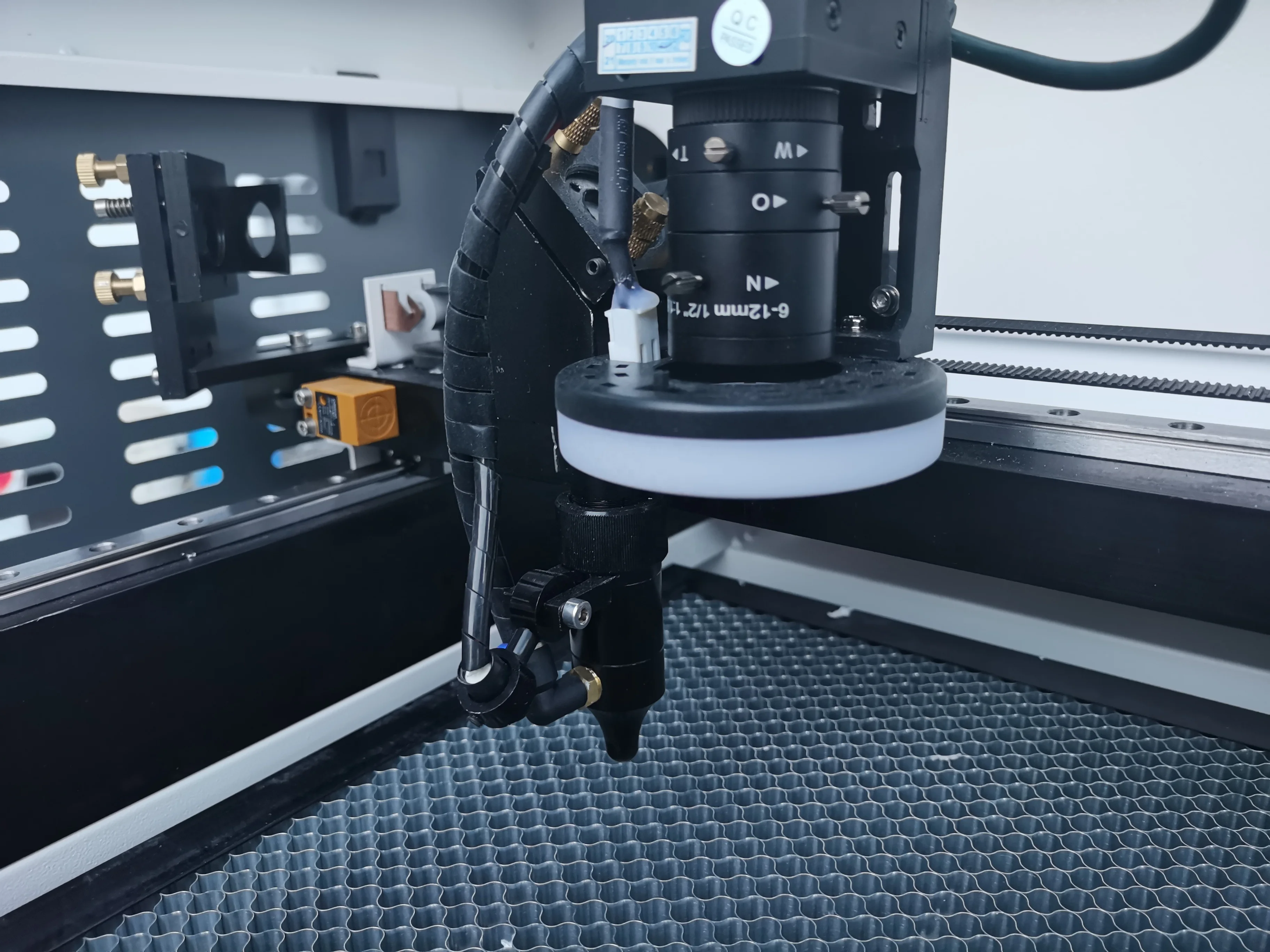 آلة قطع 9060 قاطع ورق خشب أكريليك CO2 خشب ميكانيكي Ccd 80 وات 100 وات صفائح معدنية ثلاثية الأبعاد