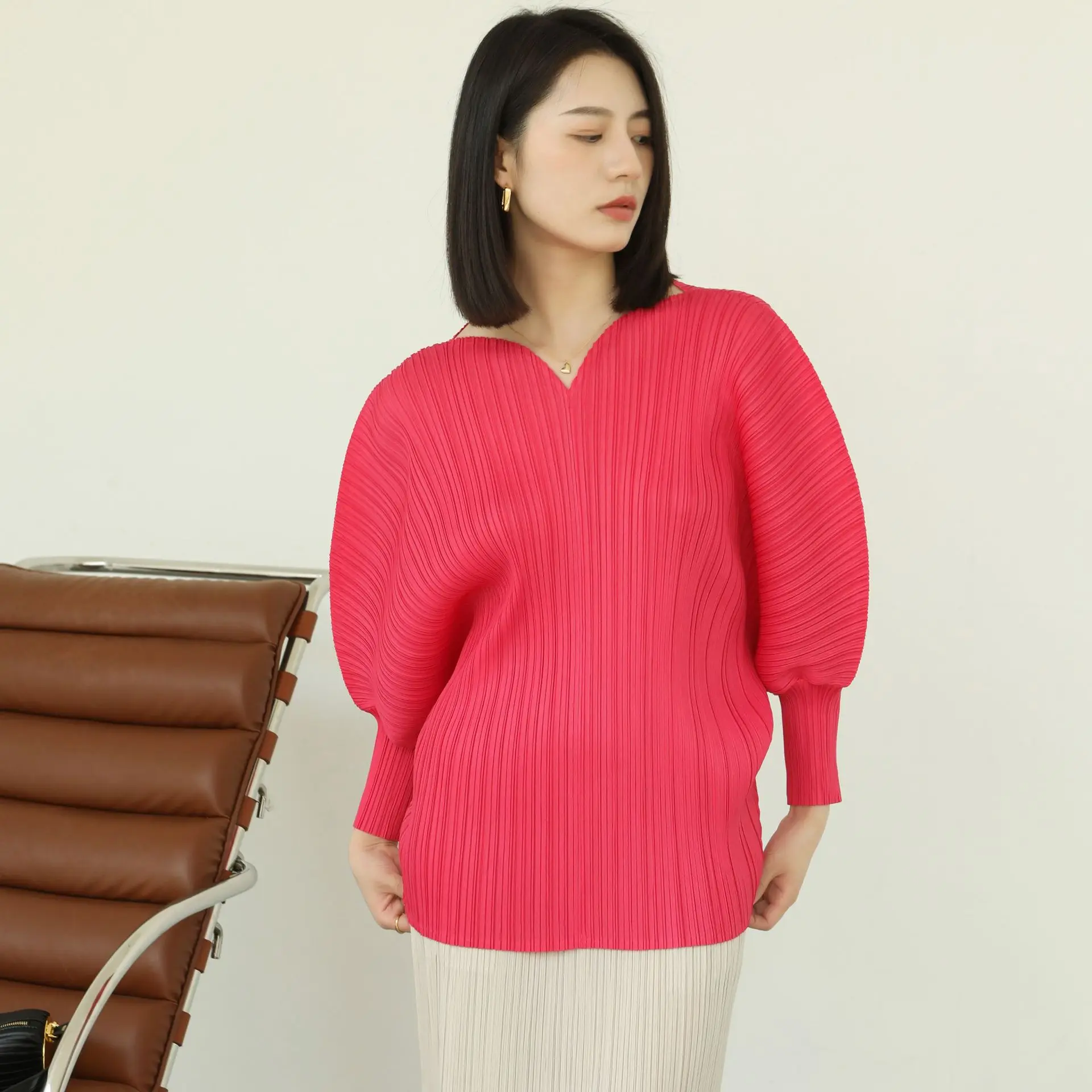 ミヤケプリーツVネックランタンスリーブトップス レディース 2026新作 高品質 おしゃれ シンプル カジュアル 韓国ファッション Tシャツ