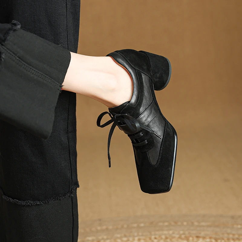 حذاء نسائي مصنوع يدويًا من الجلد الطبيعي برباط عند أصابع القدم وكعب مكتنز متوسط مستوحى من الباليه