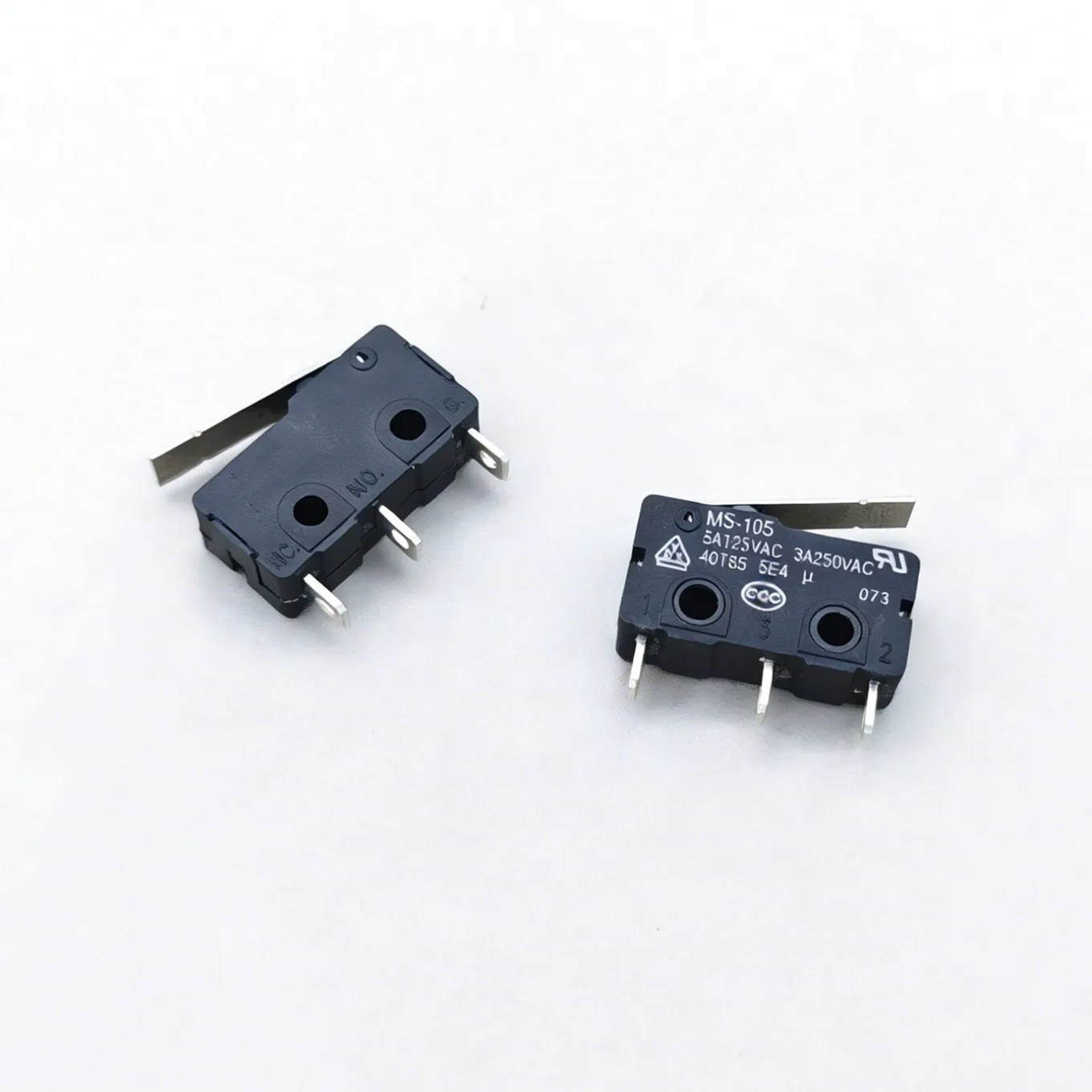 Original new 100% MS-105 micro switch 5A125VAC 3A250VAC 40T85 5E4 connection hole foot 3pin