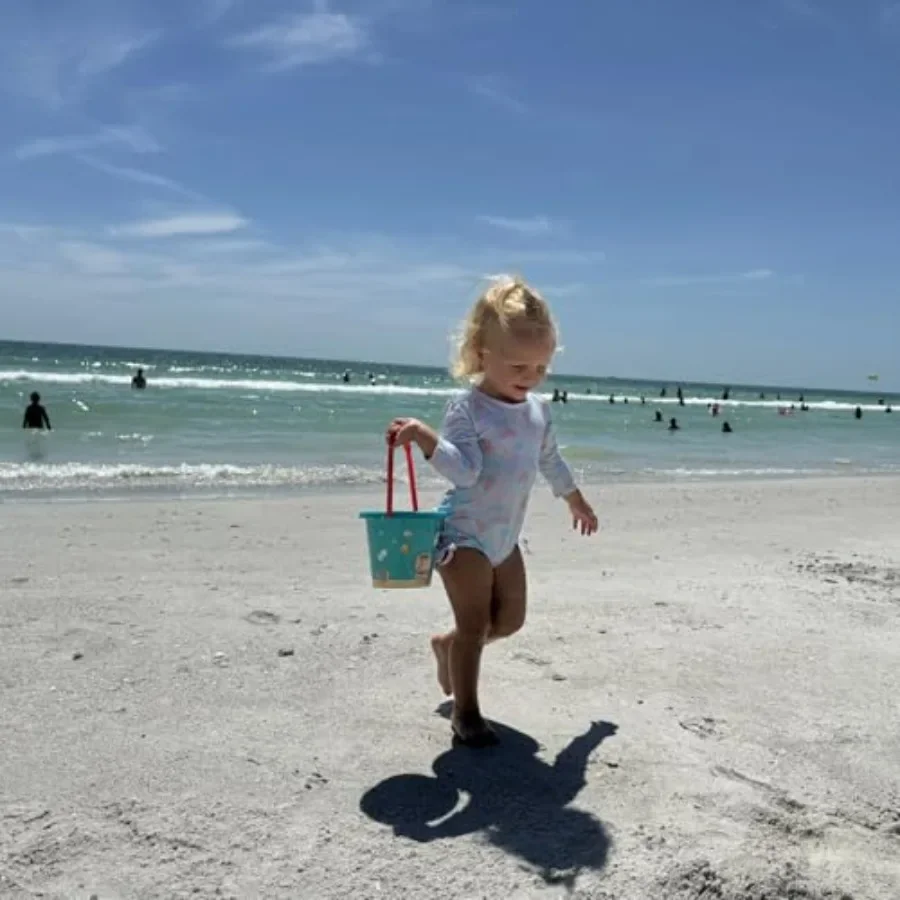 Jouets de plage 25 pièces ensemble de jouets de sable pour y compris pistolet à eau tamisage entonnoir seau arrosoir moules à sable et sac de jouet de plage en maille Sa