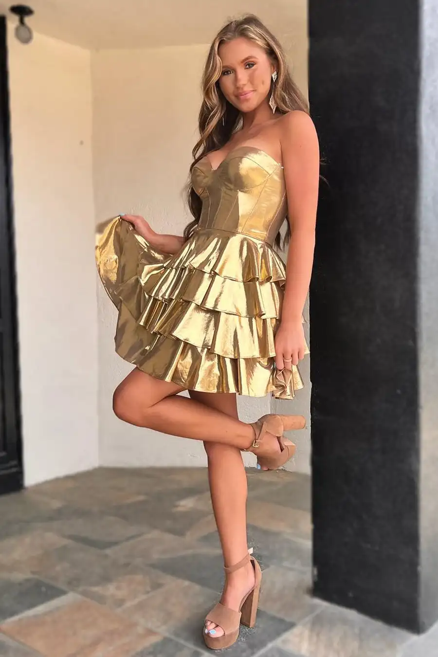 Gold A Line Sweetheart Tiered Homecoming Dress 2024 Short Graduation Dress Sleeveless Shiny Satin Mini Prom Cocktail Party Gown