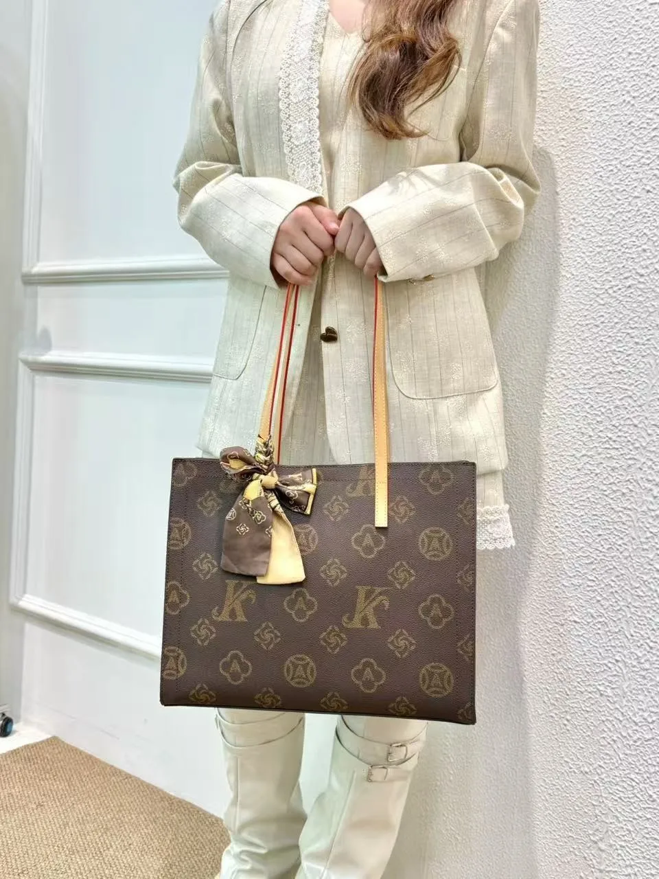 

2025 New Women's Shoulder Bag Large Capacity Shopping Bag, Luxurious And Elegant Old-style Crossbody Tote Bag