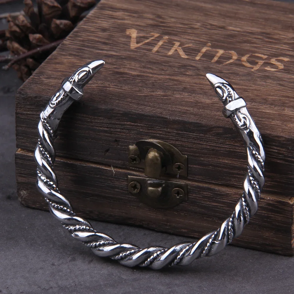Wikinger Odin's Rabenkopf-Armband aus Edelstahl, gedrehtes, offenes Armband, nordische Mythologie, Amulett-Armband für Männer mit Holzbox